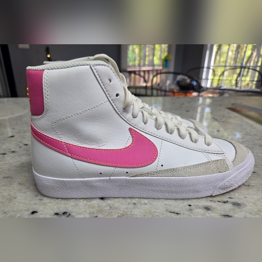 Nike Women's Blazer Mid 77 Shoes